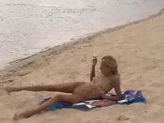 On my secret livecam, a blond chick displays her goodies while tight and naked.